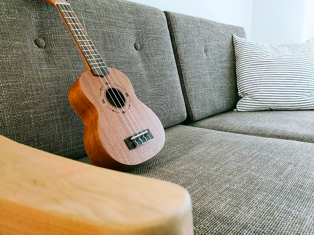 ウクレレは自宅のどこでも練習できる